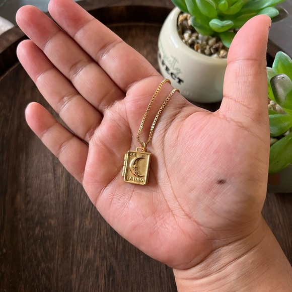 Beautiful Vintage Photo Frame Pendant Necklace for Women - Picture 2 of 4